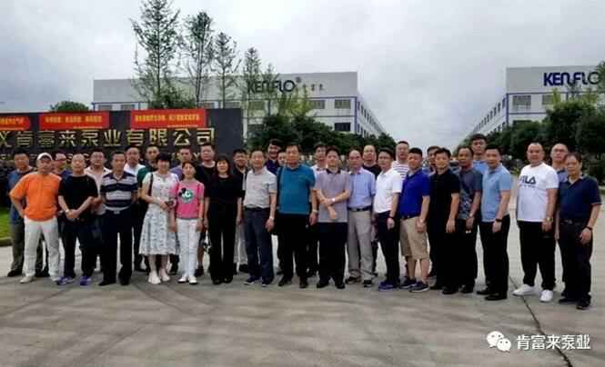 与会人员在遵义开云官方版网站在线登入-开云KaiYun(中国)有限公司大门口合影留念